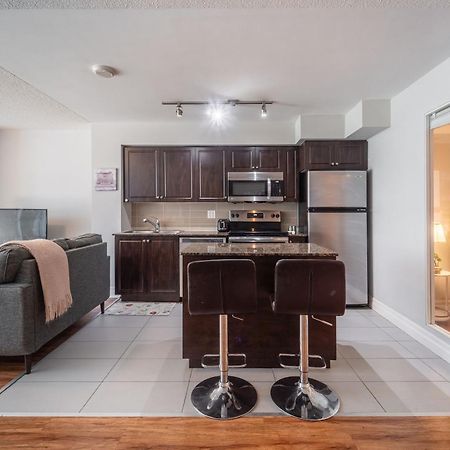 Spacious 2 Bedroom Plus Den, 2 Bath, Sleeps 5 With Balcony And Lakeview Downtown Toronto Condo מראה חיצוני תמונה