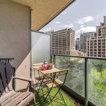 Spacious 2 Bedroom Plus Den, 2 Bath, Sleeps 5 With Balcony And Lakeview Downtown Toronto Condo מראה חיצוני תמונה