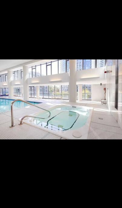 Spacious 2 Bedroom Plus Den, 2 Bath, Sleeps 5 With Balcony And Lakeview Downtown Toronto Condo מראה חיצוני תמונה