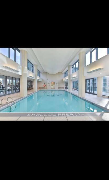 Spacious 2 Bedroom Plus Den, 2 Bath, Sleeps 5 With Balcony And Lakeview Downtown Toronto Condo מראה חיצוני תמונה