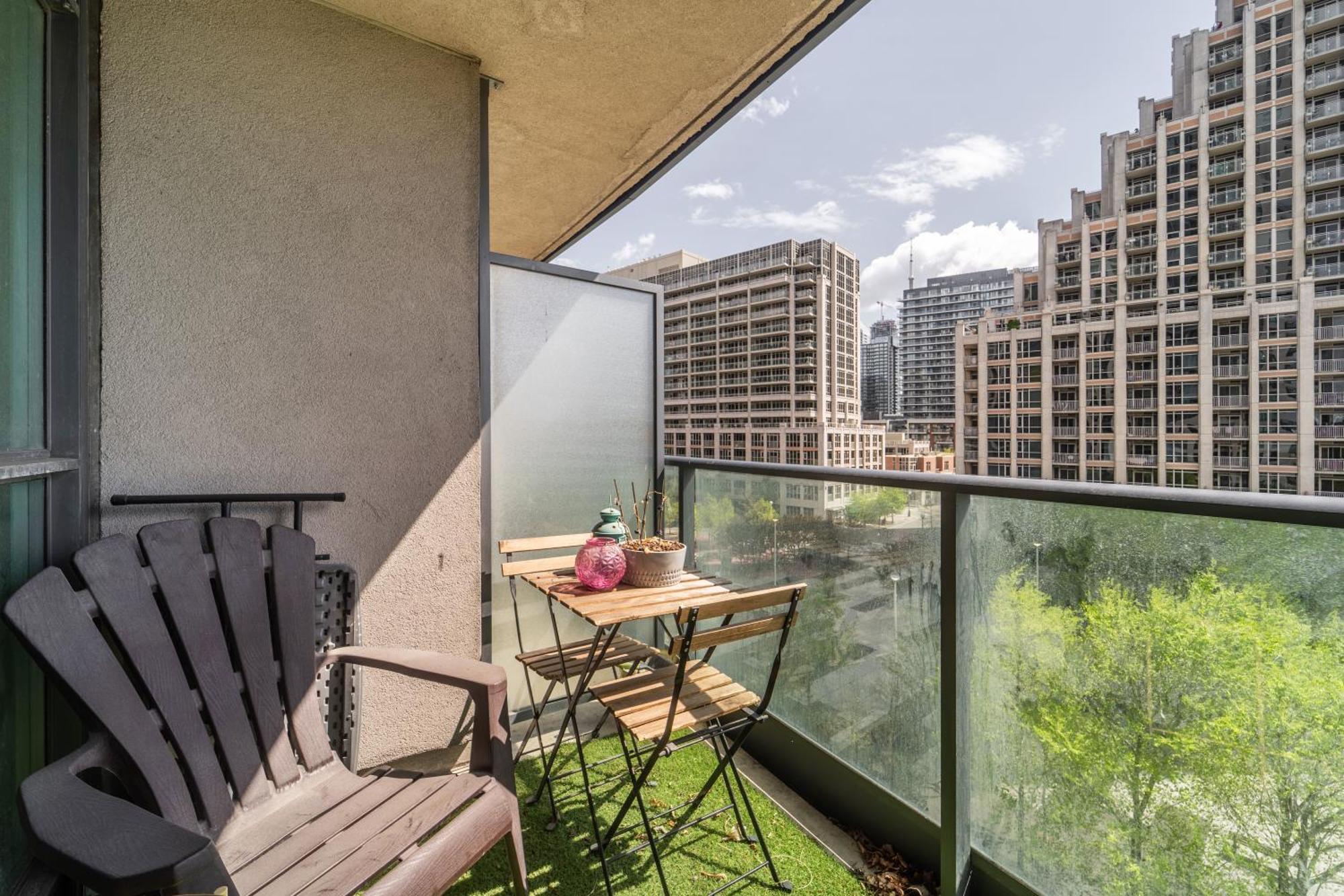 Spacious 2 Bedroom Plus Den, 2 Bath, Sleeps 5 With Balcony And Lakeview Downtown Toronto Condo מראה חיצוני תמונה