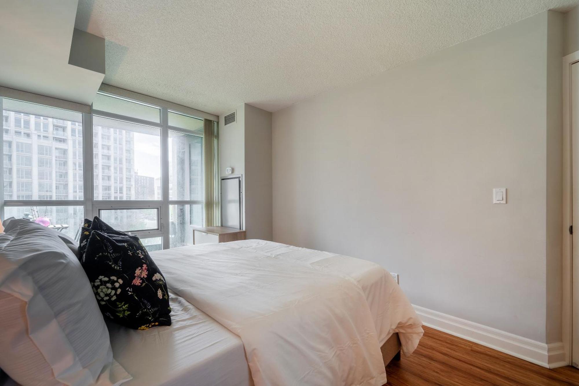 Spacious 2 Bedroom Plus Den, 2 Bath, Sleeps 5 With Balcony And Lakeview Downtown Toronto Condo מראה חיצוני תמונה