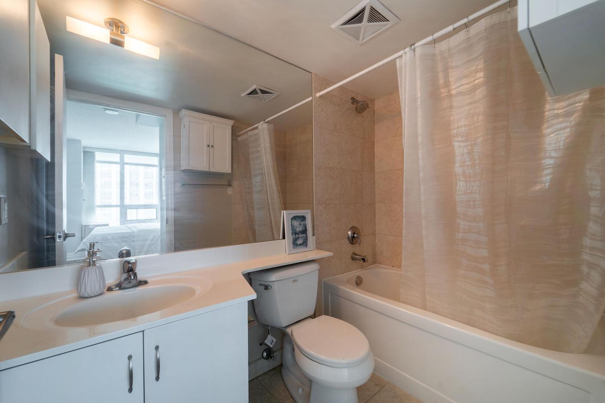 Spacious 2 Bedroom Plus Den, 2 Bath, Sleeps 5 With Balcony And Lakeview Downtown Toronto Condo מראה חיצוני תמונה