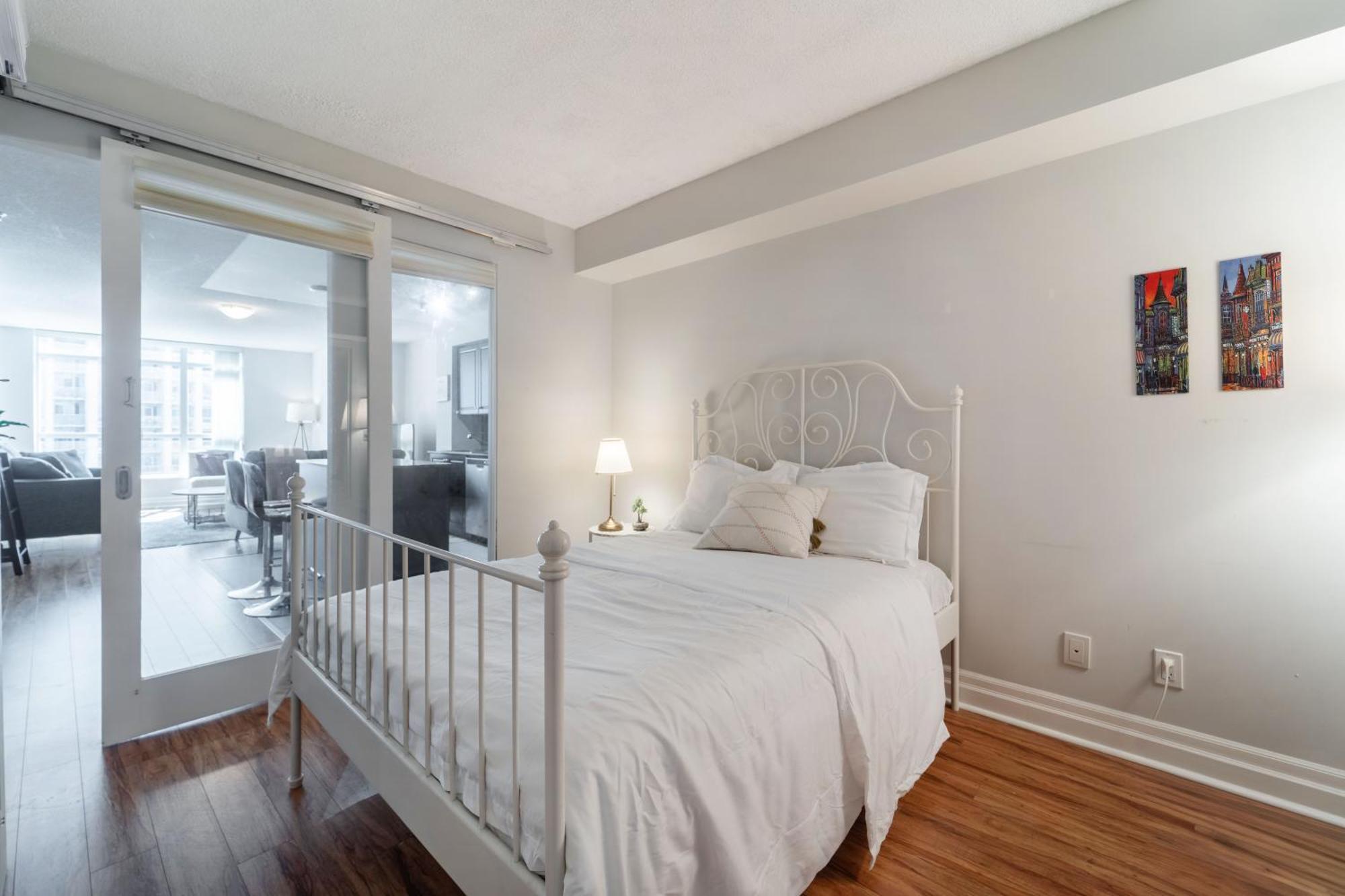 Spacious 2 Bedroom Plus Den, 2 Bath, Sleeps 5 With Balcony And Lakeview Downtown Toronto Condo מראה חיצוני תמונה