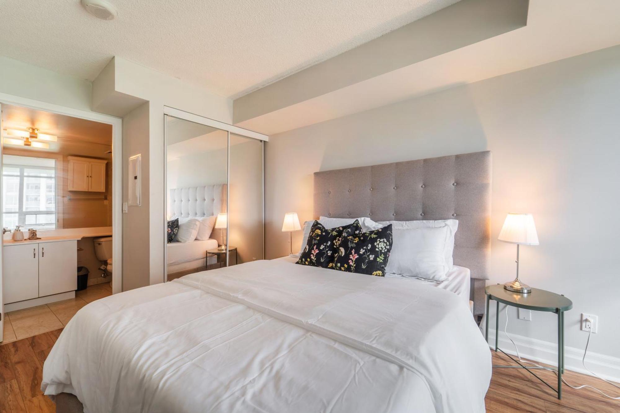 Spacious 2 Bedroom Plus Den, 2 Bath, Sleeps 5 With Balcony And Lakeview Downtown Toronto Condo מראה חיצוני תמונה
