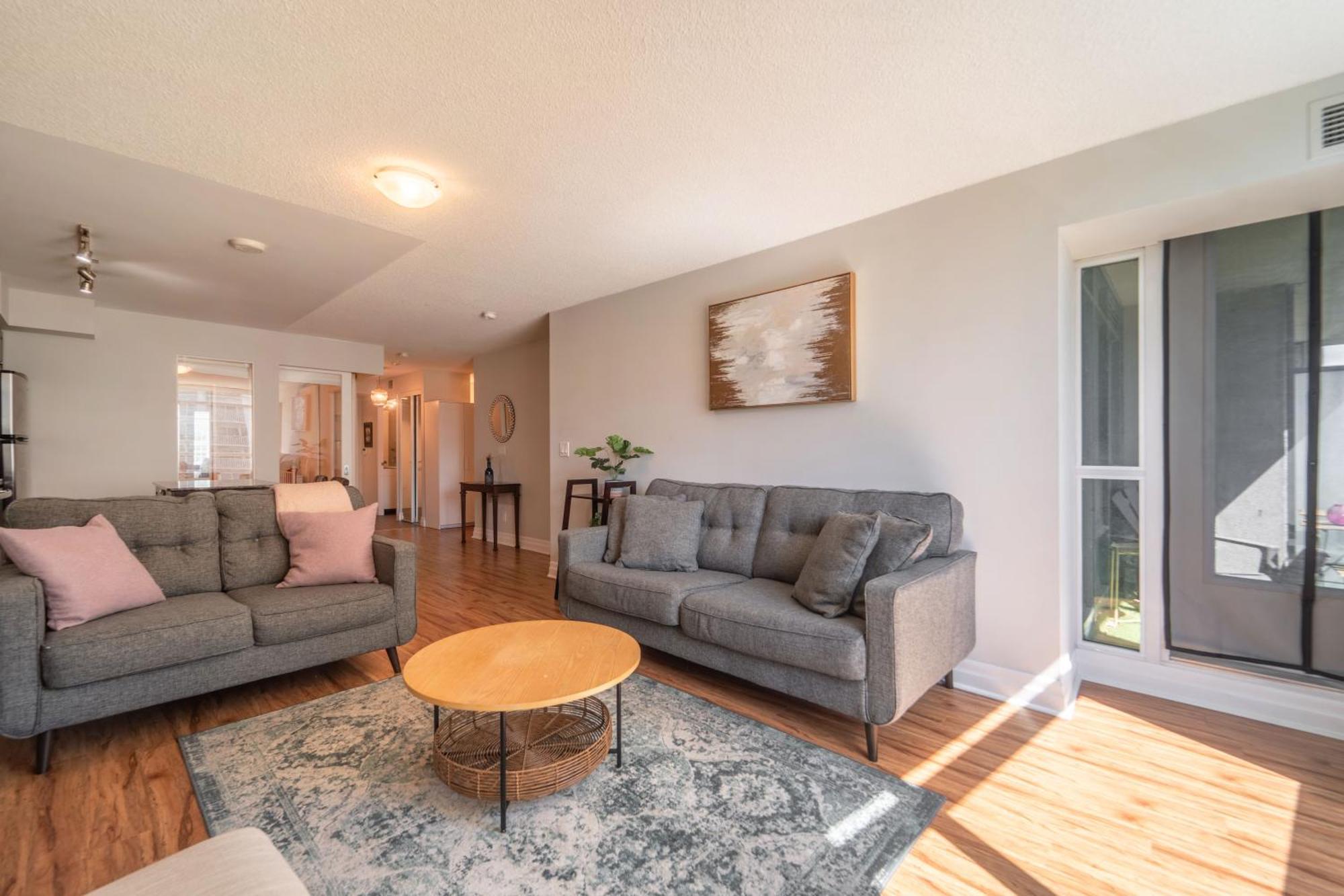 Spacious 2 Bedroom Plus Den, 2 Bath, Sleeps 5 With Balcony And Lakeview Downtown Toronto Condo מראה חיצוני תמונה