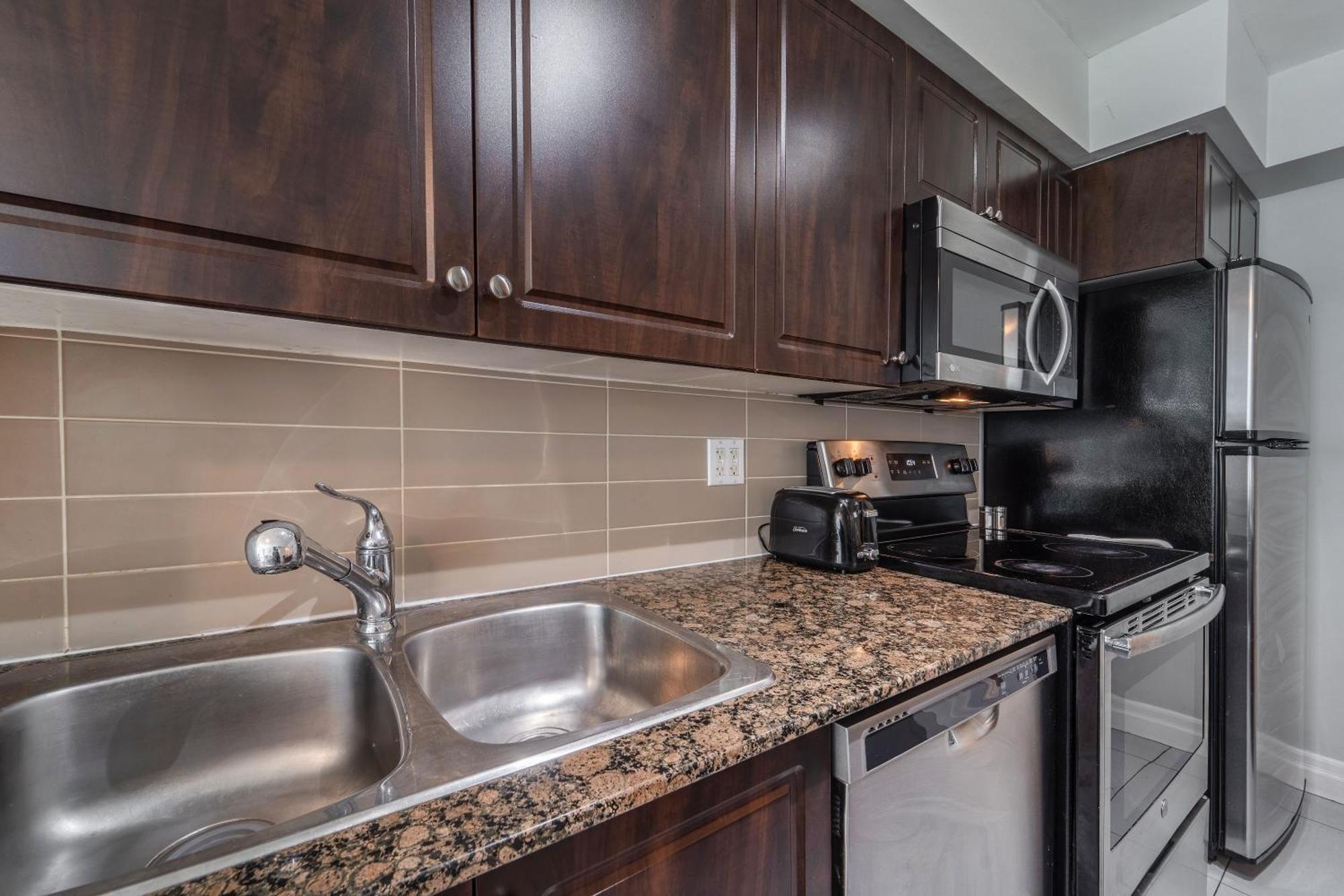 Spacious 2 Bedroom Plus Den, 2 Bath, Sleeps 5 With Balcony And Lakeview Downtown Toronto Condo מראה חיצוני תמונה