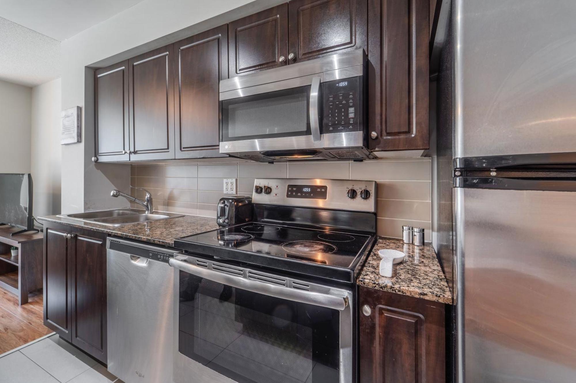 Spacious 2 Bedroom Plus Den, 2 Bath, Sleeps 5 With Balcony And Lakeview Downtown Toronto Condo מראה חיצוני תמונה