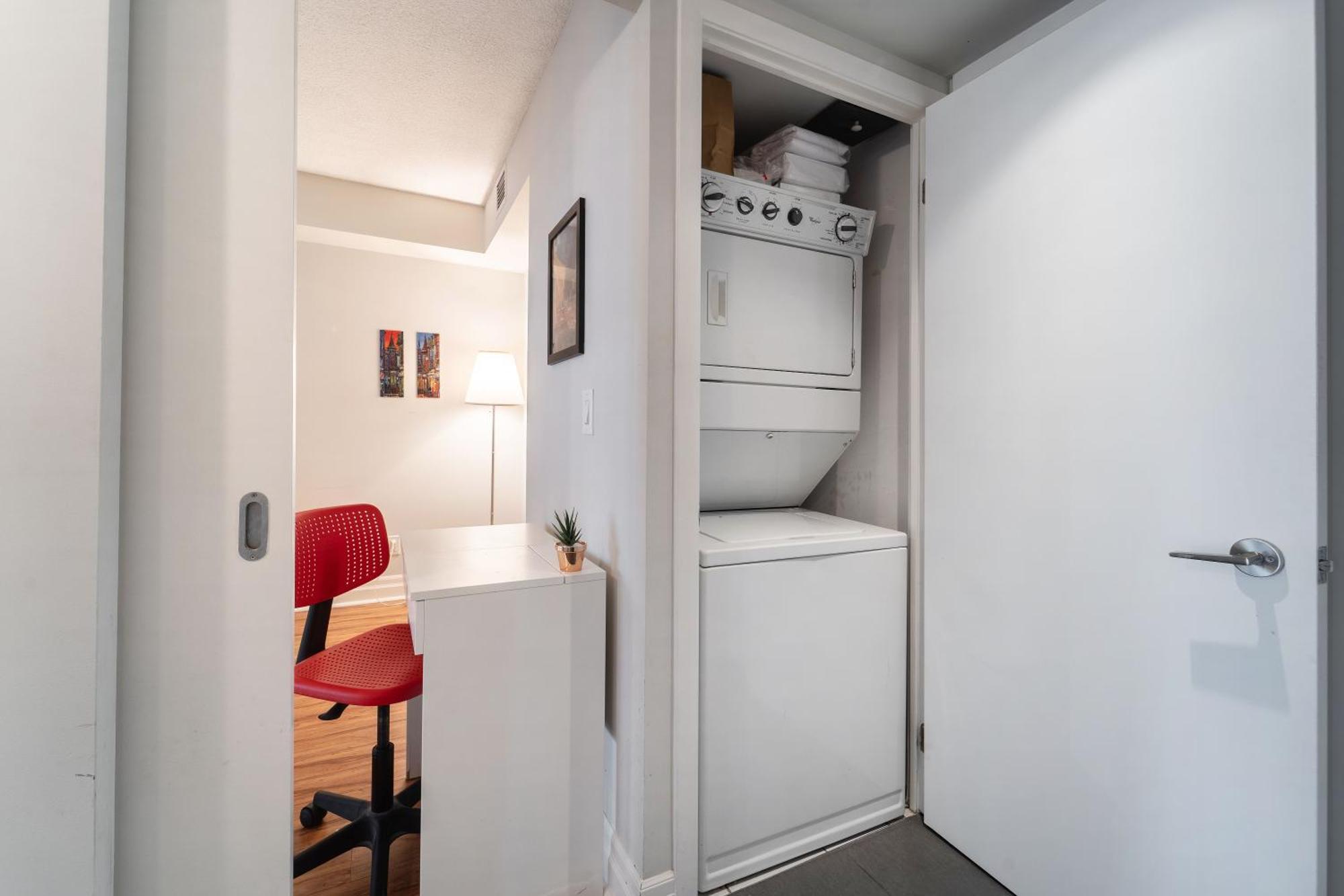 Spacious 2 Bedroom Plus Den, 2 Bath, Sleeps 5 With Balcony And Lakeview Downtown Toronto Condo מראה חיצוני תמונה