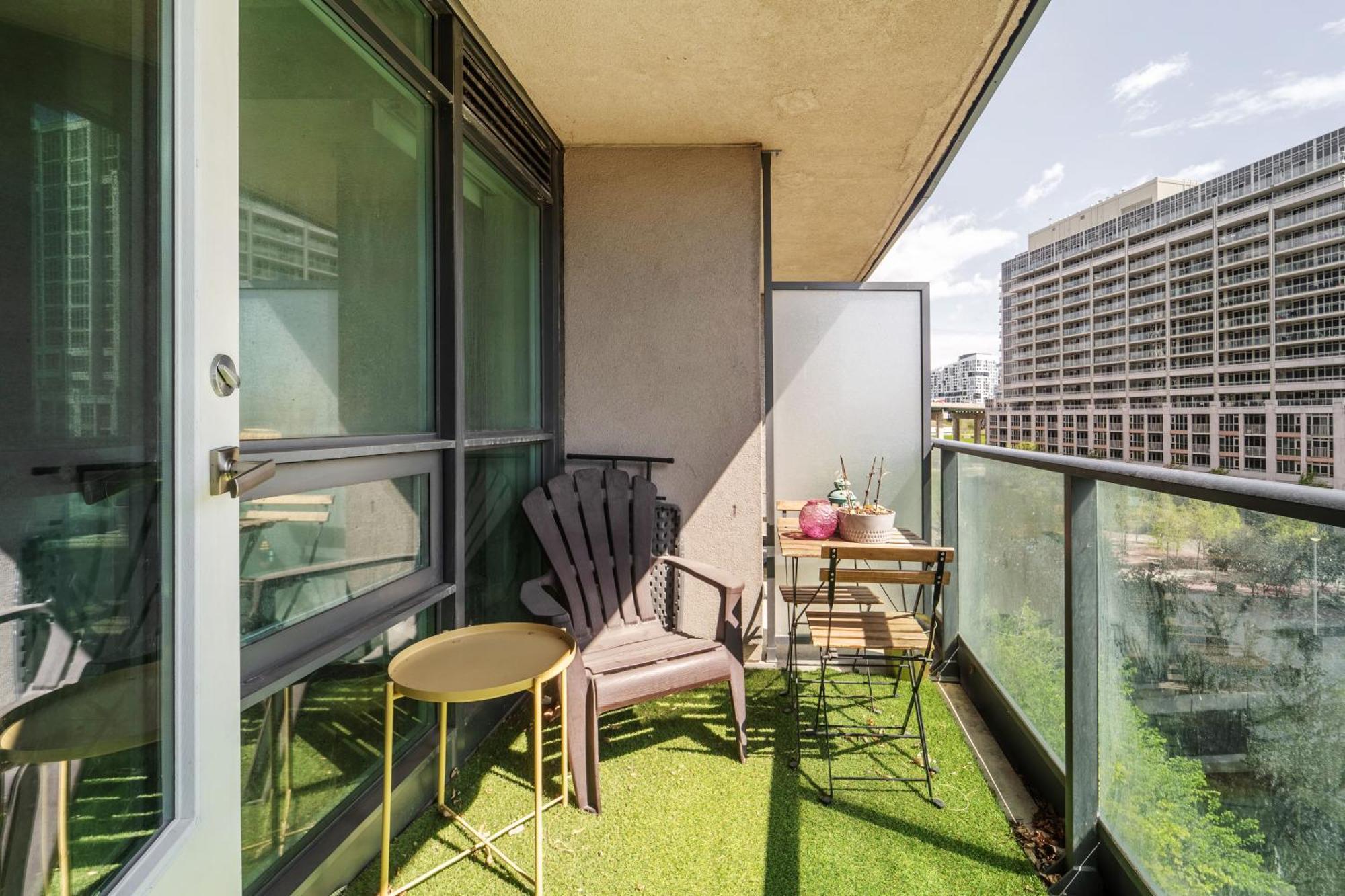 Spacious 2 Bedroom Plus Den, 2 Bath, Sleeps 5 With Balcony And Lakeview Downtown Toronto Condo מראה חיצוני תמונה