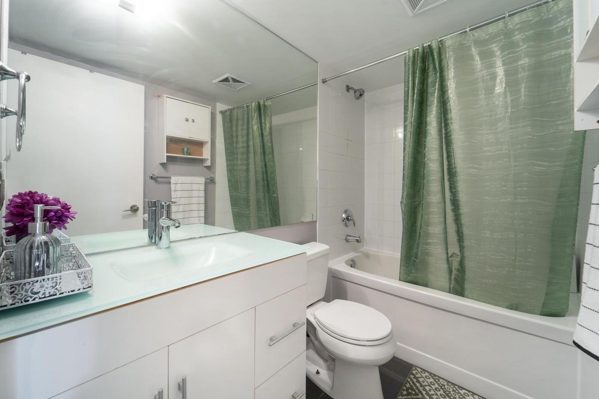 Spacious 2 Bedroom Plus Den, 2 Bath, Sleeps 5 With Balcony And Lakeview Downtown Toronto Condo מראה חיצוני תמונה