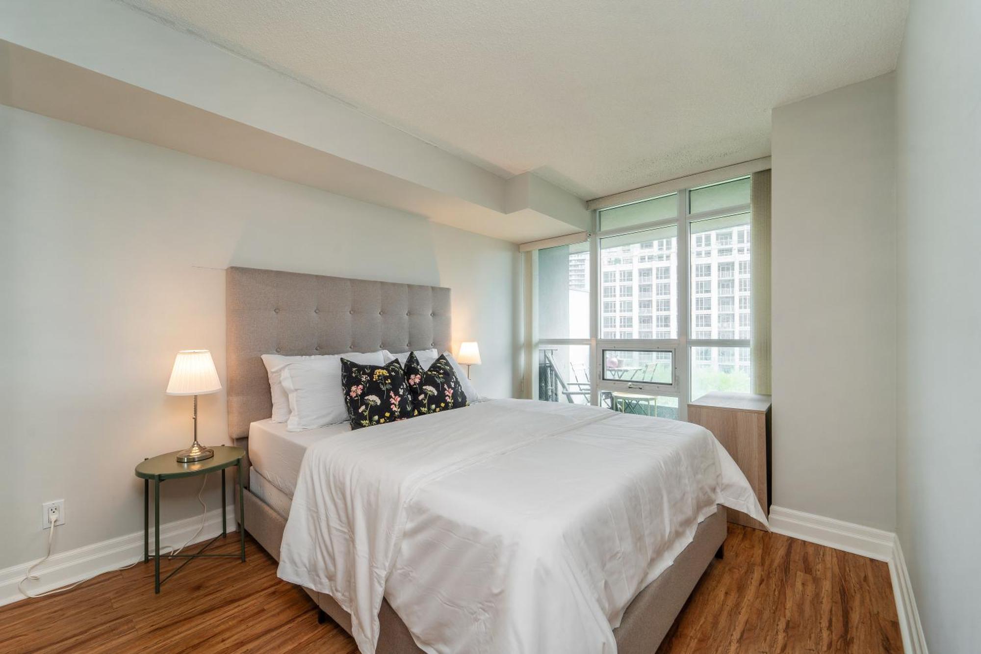 Spacious 2 Bedroom Plus Den, 2 Bath, Sleeps 5 With Balcony And Lakeview Downtown Toronto Condo מראה חיצוני תמונה