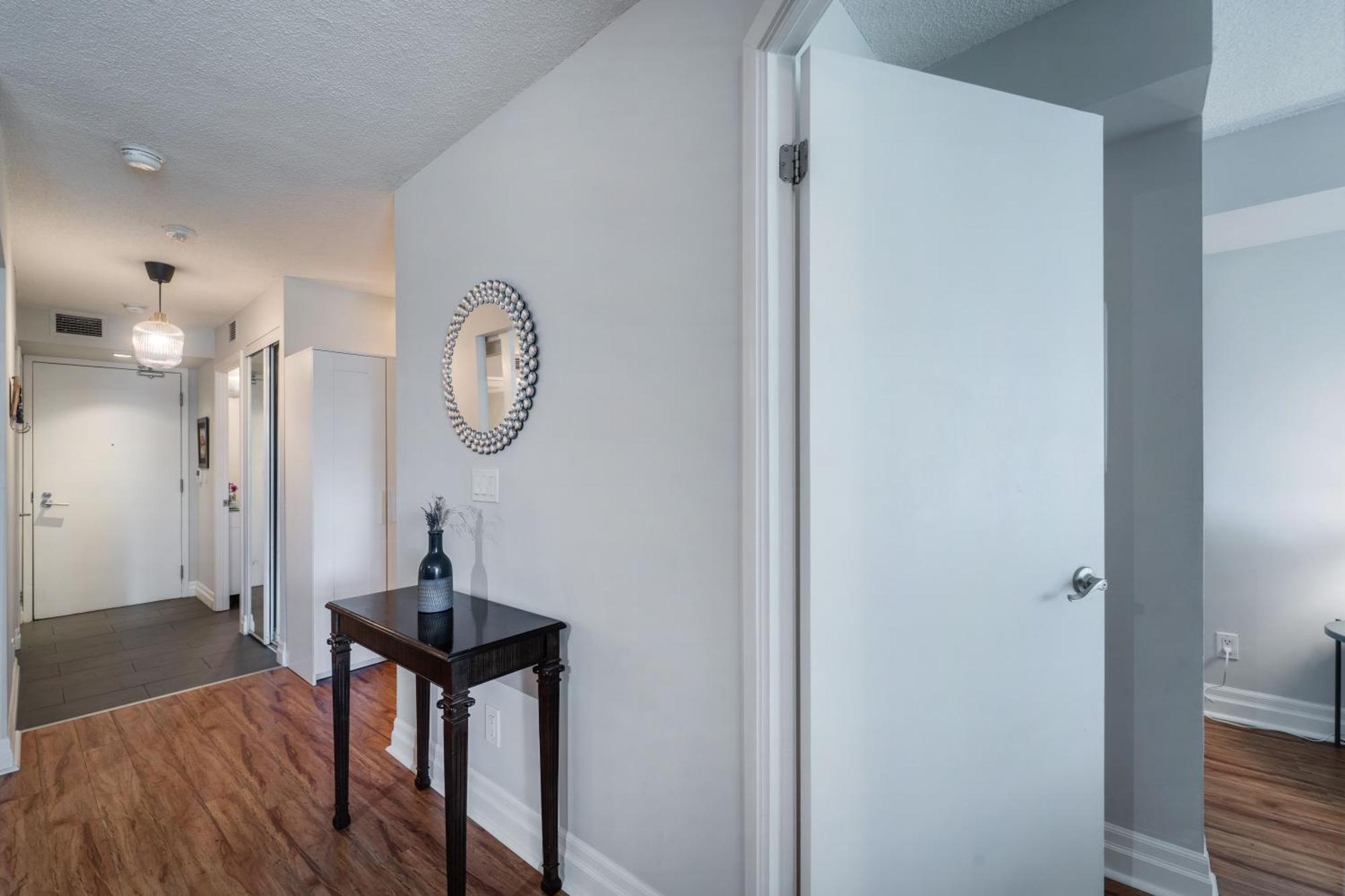 Spacious 2 Bedroom Plus Den, 2 Bath, Sleeps 5 With Balcony And Lakeview Downtown Toronto Condo מראה חיצוני תמונה
