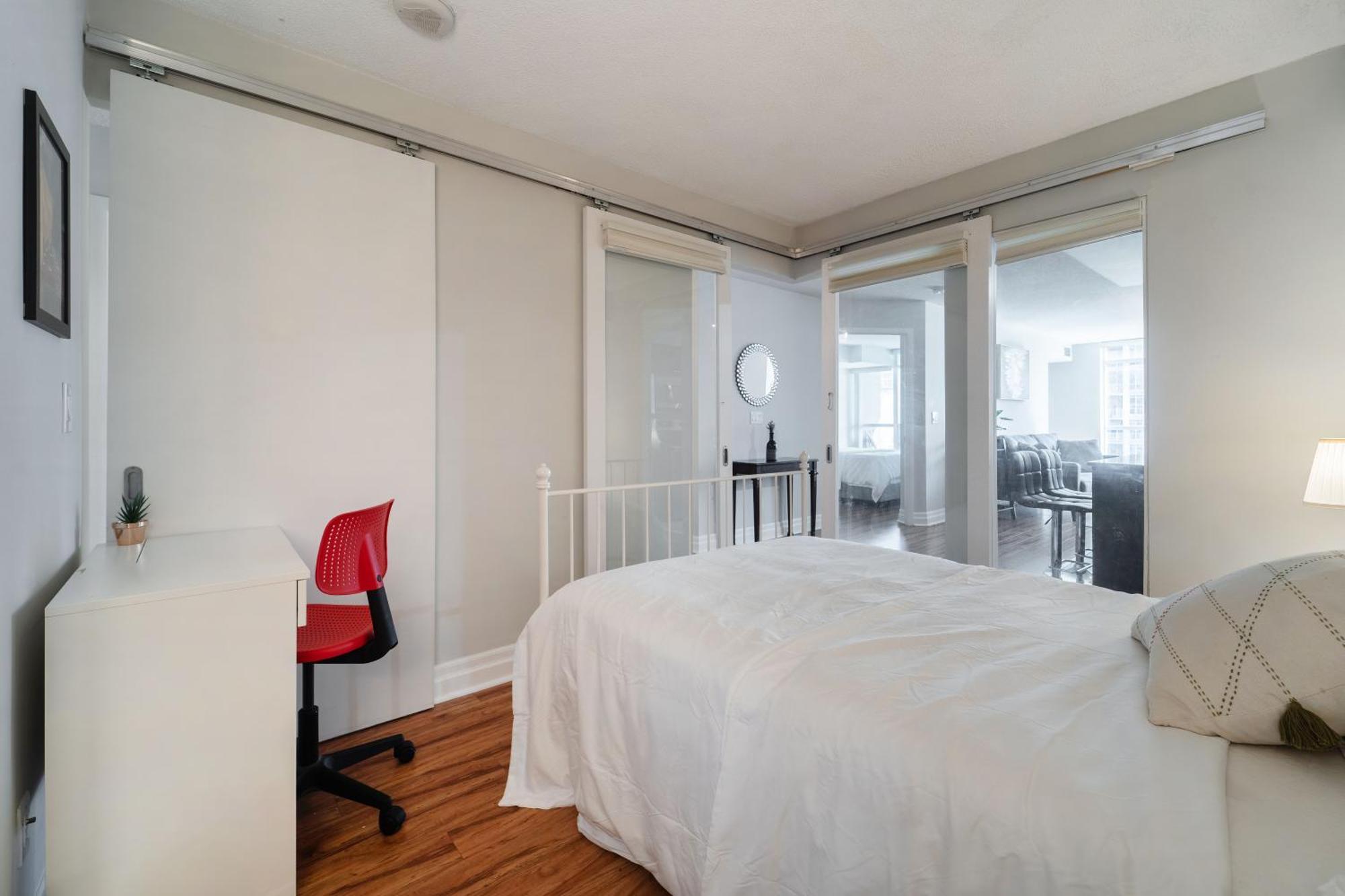 Spacious 2 Bedroom Plus Den, 2 Bath, Sleeps 5 With Balcony And Lakeview Downtown Toronto Condo מראה חיצוני תמונה