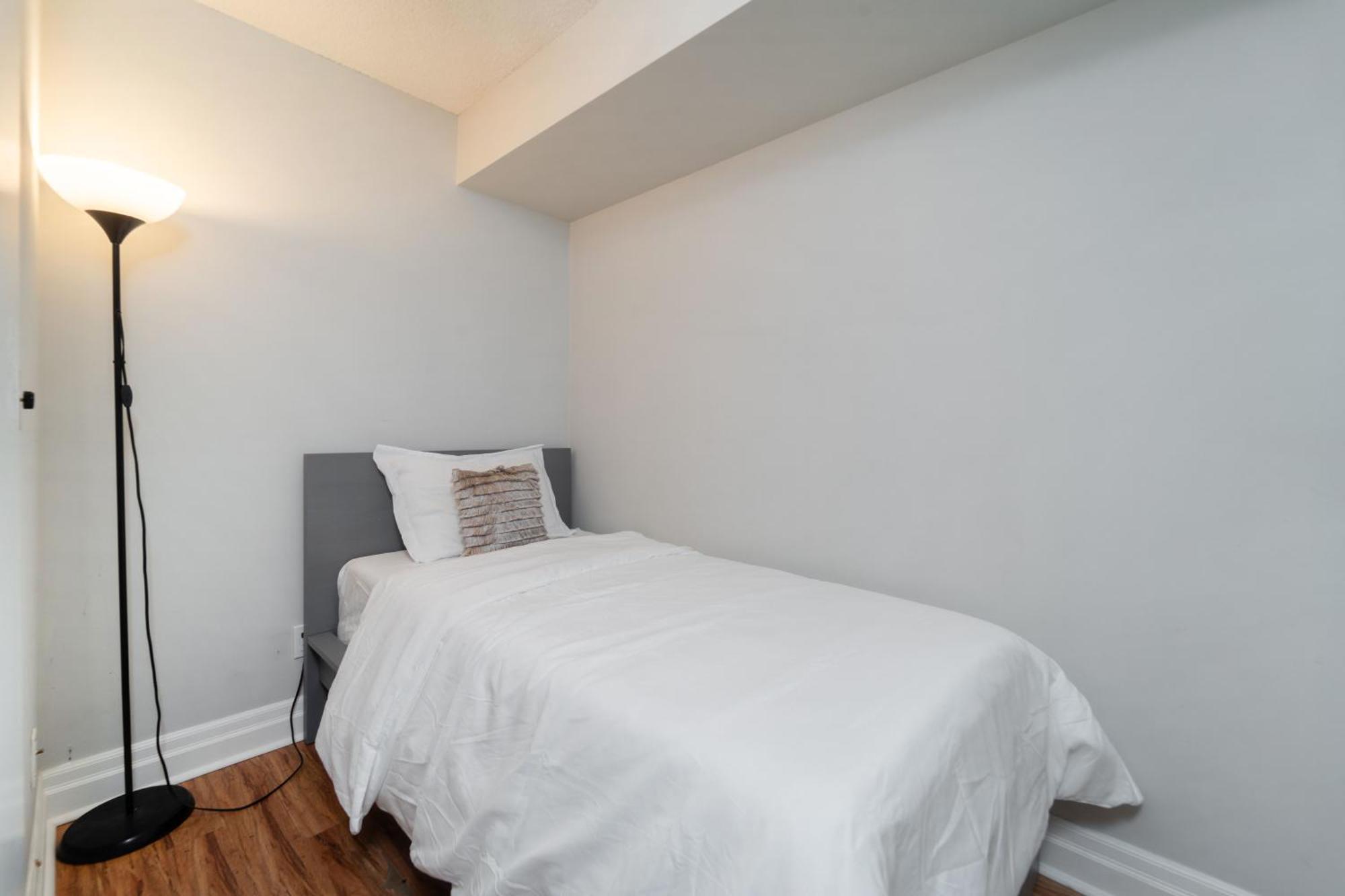 Spacious 2 Bedroom Plus Den, 2 Bath, Sleeps 5 With Balcony And Lakeview Downtown Toronto Condo מראה חיצוני תמונה
