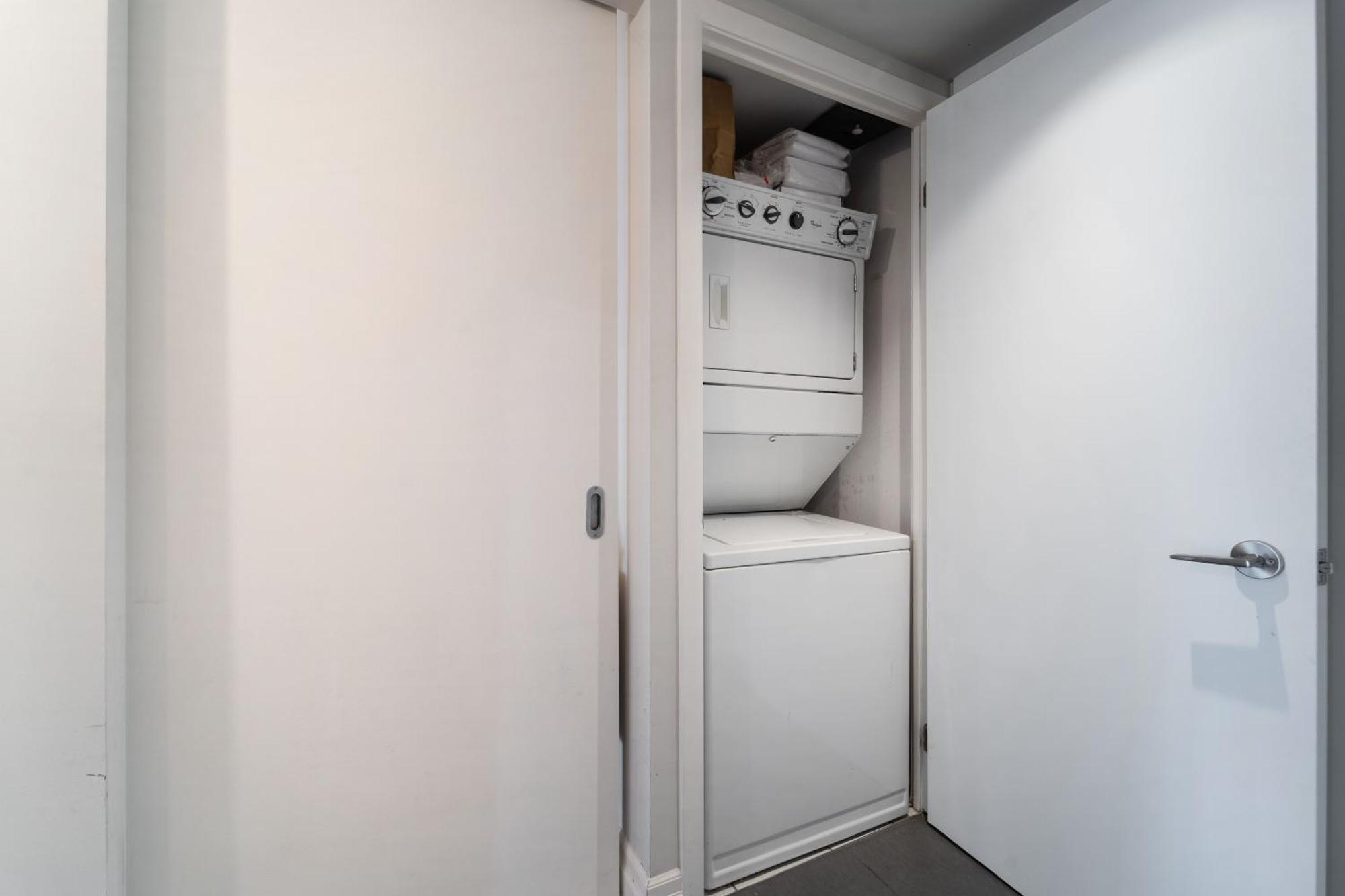 Spacious 2 Bedroom Plus Den, 2 Bath, Sleeps 5 With Balcony And Lakeview Downtown Toronto Condo מראה חיצוני תמונה